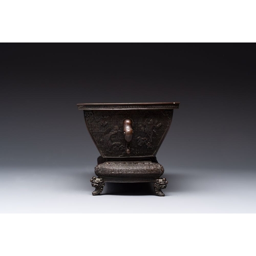 141 - A Chinese bronze ritual wine vessel and a Japanese jardinière, 17/19th C.L.: 31 cm - H.: 16,5 cm (th... 