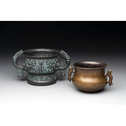 144 - A Chinese bronze censer with Xuande mark and an archaistic vessel, 18/19th C.L.: 18 cm - H.: 10,4 cm... 