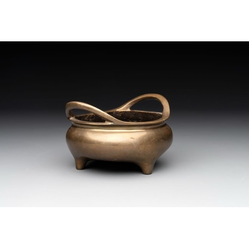 147 - A Chinese bronze tripod censer with two handles, Xuande mark, 19th C.L.: 13,5 cm - H.: 8,5 cm 
 Weig... 