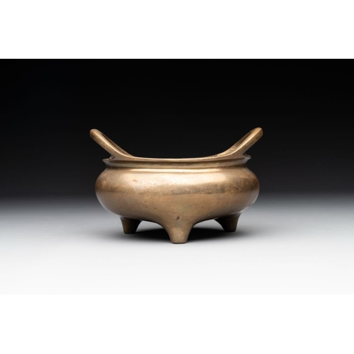 147 - A Chinese bronze tripod censer with two handles, Xuande mark, 19th C.L.: 13,5 cm - H.: 8,5 cm 
 Weig... 