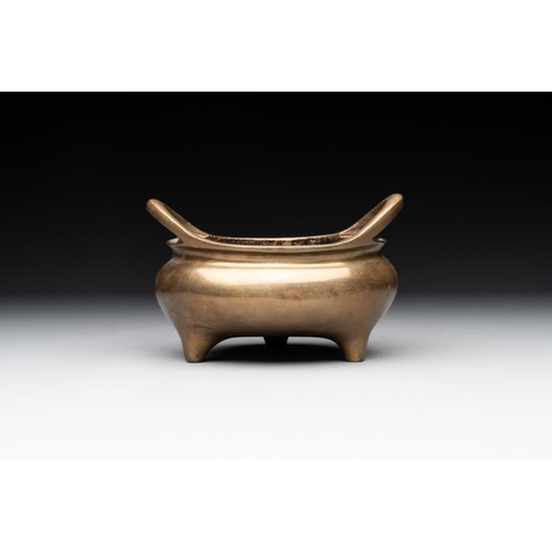 147 - A Chinese bronze tripod censer with two handles, Xuande mark, 19th C.L.: 13,5 cm - H.: 8,5 cm 
 Weig... 