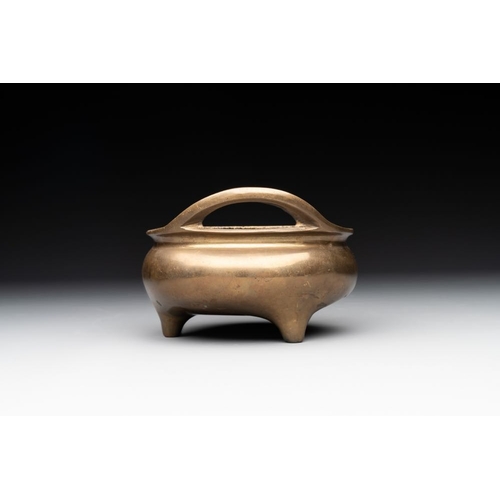 147 - A Chinese bronze tripod censer with two handles, Xuande mark, 19th C.L.: 13,5 cm - H.: 8,5 cm 
 Weig... 