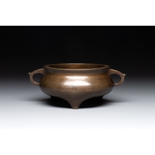 148 - A Chinese bronze tripod censer, Jia Cang Zhen Bao mark, 18th C.L.: 20,2 cm - H.: 8,1 cm
 Weight: 180... 