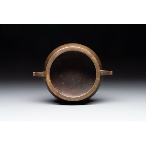 148 - A Chinese bronze tripod censer, Jia Cang Zhen Bao mark, 18th C.L.: 20,2 cm - H.: 8,1 cm
 Weight: 180... 