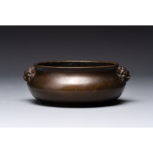 149 - A Chinese bronze censer with lion-form handles, 16-charakter mark, 18th C. L.: 19 cm - H.: 7 cm
 Wei... 