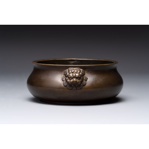 149 - A Chinese bronze censer with lion-form handles, 16-charakter mark, 18th C. L.: 19 cm - H.: 7 cm
 Wei... 