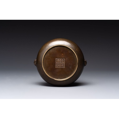 149 - A Chinese bronze censer with lion-form handles, 16-charakter mark, 18th C. L.: 19 cm - H.: 7 cm
 Wei... 