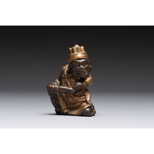 150 - A small Chinese gilt bronze paperweight in the form of a kneeling foreigner, MingH.: 8 cm
 Weight: 2... 