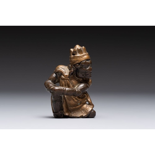 150 - A small Chinese gilt bronze paperweight in the form of a kneeling foreigner, MingH.: 8 cm
 Weight: 2... 