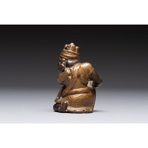 150 - A small Chinese gilt bronze paperweight in the form of a kneeling foreigner, MingH.: 8 cm
 Weight: 2... 