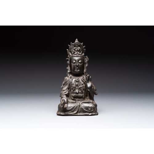 161 - A Chinese bronze seated Guanyin, MingH.: 25,5 cm 
 Weight: 2125 grams