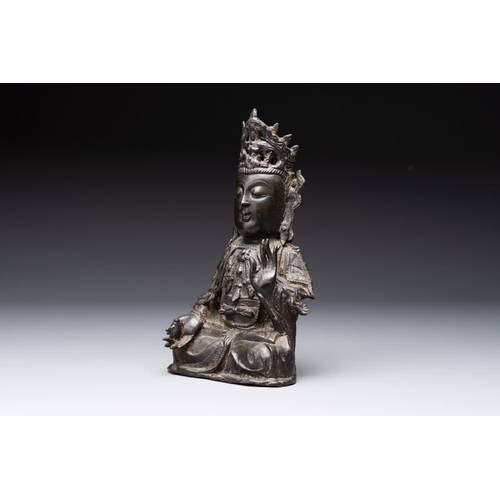 161 - A Chinese bronze seated Guanyin, MingH.: 25,5 cm 
 Weight: 2125 grams