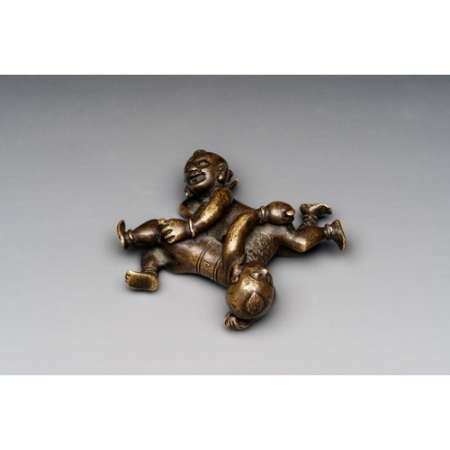 162 - A Chinese bronze scroll weight in shape of two boys, QingDim.: 7,2 x 5,7 cm
 Weight: 171 grams... 