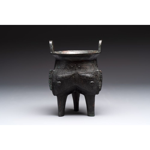 166 - A Chinese archaic bronze tripod food vessel, 'li', Western ZhouL.: 15,5 cm - H.: 22,1 cm 
 Weight: 1... 