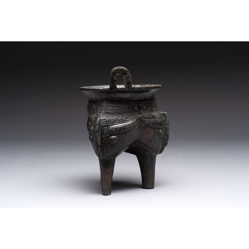 166 - A Chinese archaic bronze tripod food vessel, 'li', Western ZhouL.: 15,5 cm - H.: 22,1 cm 
 Weight: 1... 