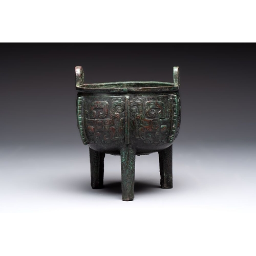 167 - A Chinese archaic bronze tripod food vessel with 'taotie' design, 'ding', Western ZhouL.: 15,8 cm - ... 