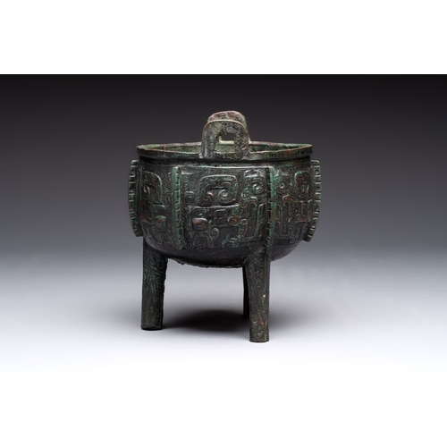 167 - A Chinese archaic bronze tripod food vessel with 'taotie' design, 'ding', Western ZhouL.: 15,8 cm - ... 