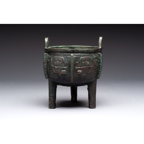 167 - A Chinese archaic bronze tripod food vessel with 'taotie' design, 'ding', Western ZhouL.: 15,8 cm - ... 