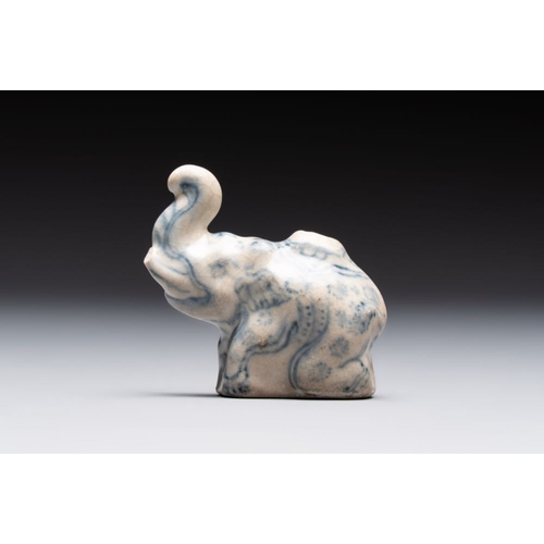 179 - An Annamese or Vietnamese blue and white elephant-form water dropper, 15/16th C.H.: 4,9 cm... 