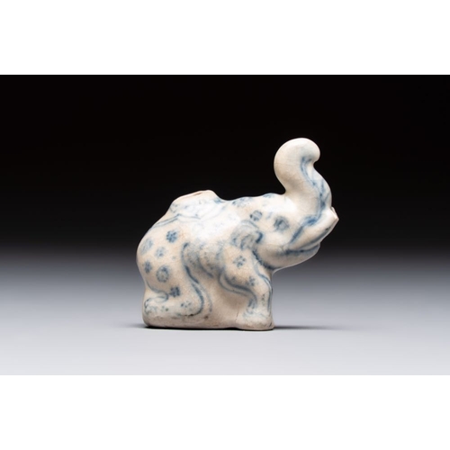 179 - An Annamese or Vietnamese blue and white elephant-form water dropper, 15/16th C.H.: 4,9 cm... 