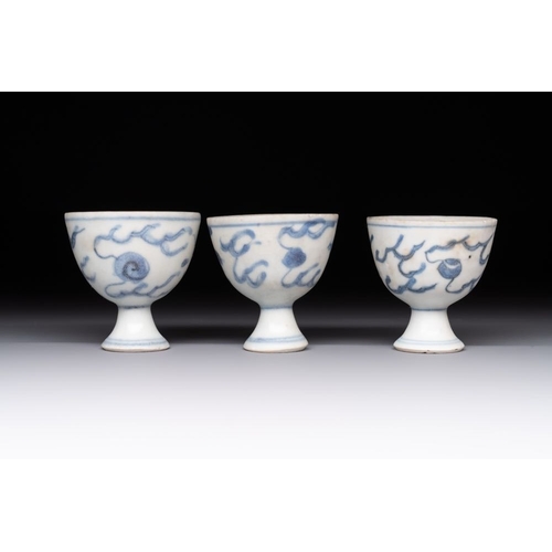 181 - Six Chinese blue and white 'Hatcher cargo' stem cups with dragons, Transitional periodDia.: 4,5 - H.... 