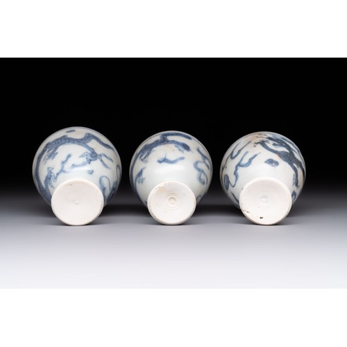 181 - Six Chinese blue and white 'Hatcher cargo' stem cups with dragons, Transitional periodDia.: 4,5 - H.... 