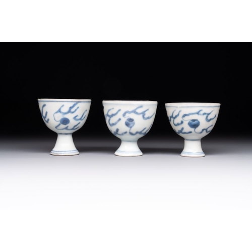 181 - Six Chinese blue and white 'Hatcher cargo' stem cups with dragons, Transitional periodDia.: 4,5 - H.... 