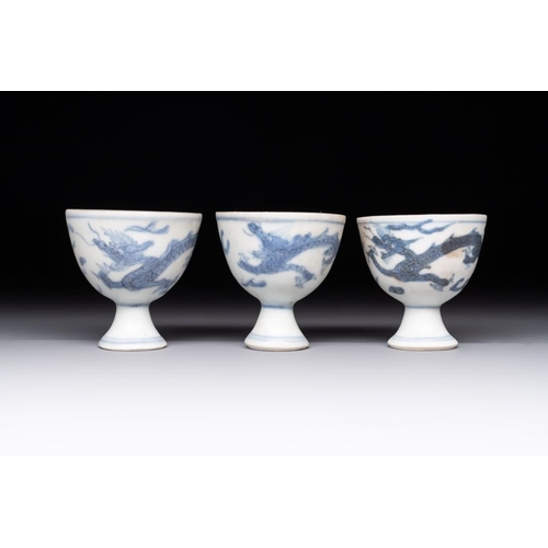 181 - Six Chinese blue and white 'Hatcher cargo' stem cups with dragons, Transitional periodDia.: 4,5 - H.... 