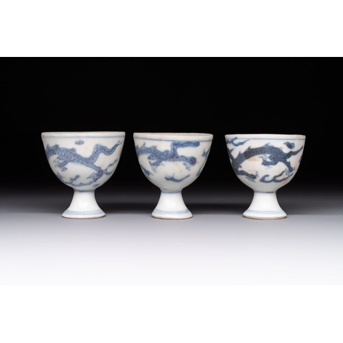 181 - Six Chinese blue and white 'Hatcher cargo' stem cups with dragons, Transitional periodDia.: 4,5 - H.... 