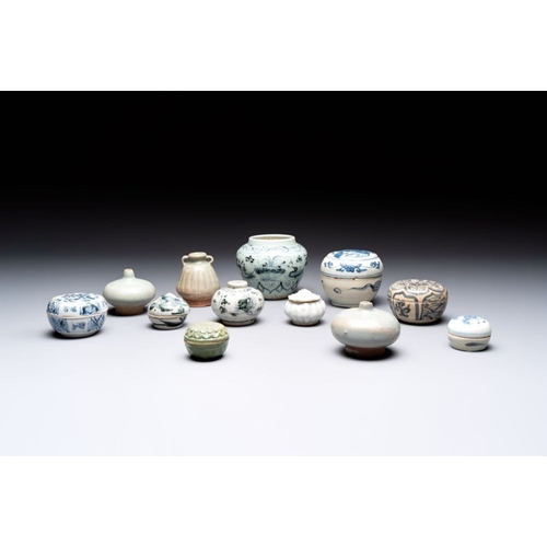 182 - Five Chinese blue, white and monochrome jarlets and seven covered boxes, Yuan/MingH.: 8,8 cm (the la... 