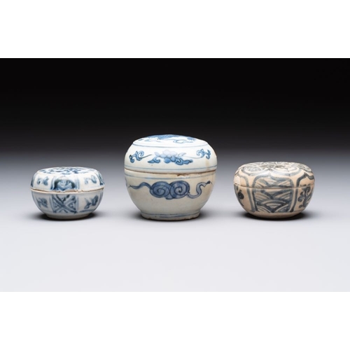 182 - Five Chinese blue, white and monochrome jarlets and seven covered boxes, Yuan/MingH.: 8,8 cm (the la... 