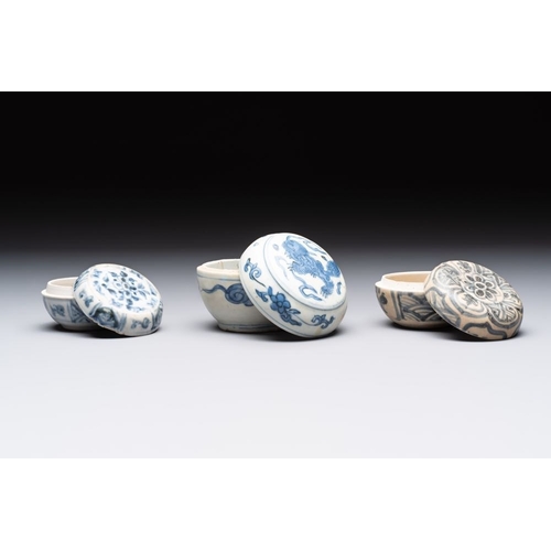 182 - Five Chinese blue, white and monochrome jarlets and seven covered boxes, Yuan/MingH.: 8,8 cm (the la... 