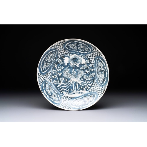 185 - A Chinese Swatow blue and white 'phoenixes' dish, MingDia.: 26,7 cm