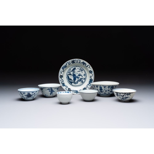 186 - Four Chinese blue and white bowls, two cups and a plate, MingDia.: 20 cm (the plate)Dia.: 15 cm - H.... 