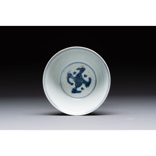 186 - Four Chinese blue and white bowls, two cups and a plate, MingDia.: 20 cm (the plate)Dia.: 15 cm - H.... 