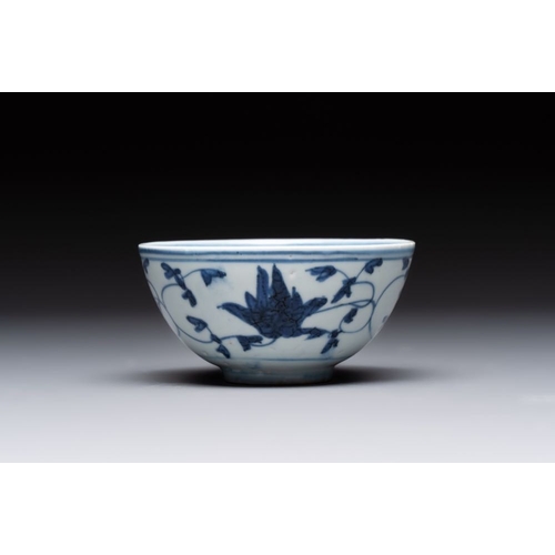 186 - Four Chinese blue and white bowls, two cups and a plate, MingDia.: 20 cm (the plate)Dia.: 15 cm - H.... 