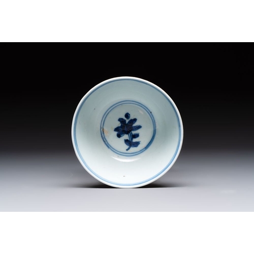 186 - Four Chinese blue and white bowls, two cups and a plate, MingDia.: 20 cm (the plate)Dia.: 15 cm - H.... 