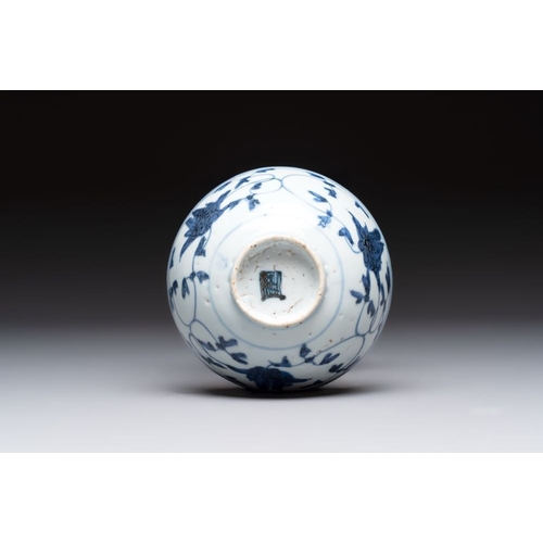 186 - Four Chinese blue and white bowls, two cups and a plate, MingDia.: 20 cm (the plate)Dia.: 15 cm - H.... 