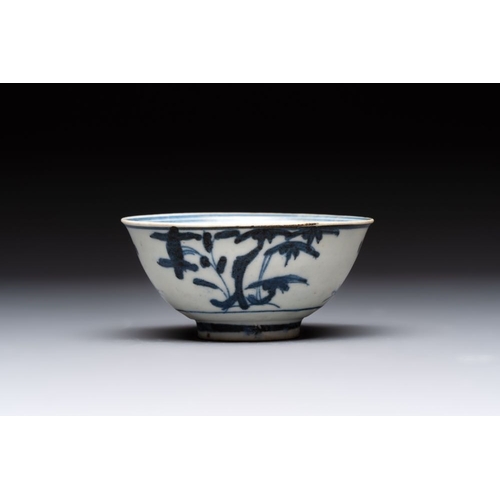 186 - Four Chinese blue and white bowls, two cups and a plate, MingDia.: 20 cm (the plate)Dia.: 15 cm - H.... 