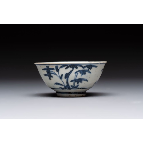 186 - Four Chinese blue and white bowls, two cups and a plate, MingDia.: 20 cm (the plate)Dia.: 15 cm - H.... 