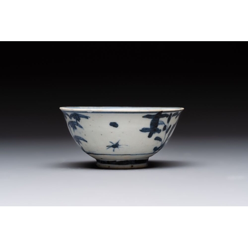 186 - Four Chinese blue and white bowls, two cups and a plate, MingDia.: 20 cm (the plate)Dia.: 15 cm - H.... 