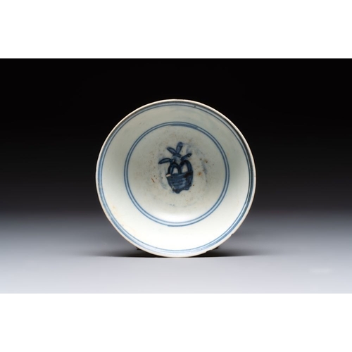 186 - Four Chinese blue and white bowls, two cups and a plate, MingDia.: 20 cm (the plate)Dia.: 15 cm - H.... 