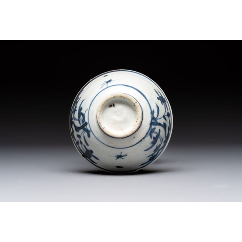 186 - Four Chinese blue and white bowls, two cups and a plate, MingDia.: 20 cm (the plate)Dia.: 15 cm - H.... 