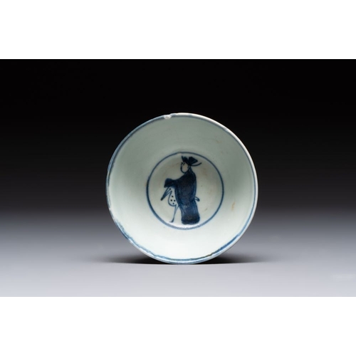 186 - Four Chinese blue and white bowls, two cups and a plate, MingDia.: 20 cm (the plate)Dia.: 15 cm - H.... 