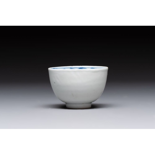 186 - Four Chinese blue and white bowls, two cups and a plate, MingDia.: 20 cm (the plate)Dia.: 15 cm - H.... 