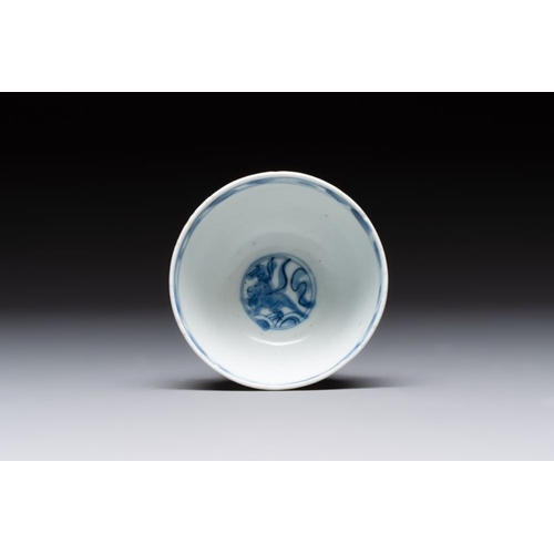 186 - Four Chinese blue and white bowls, two cups and a plate, MingDia.: 20 cm (the plate)Dia.: 15 cm - H.... 