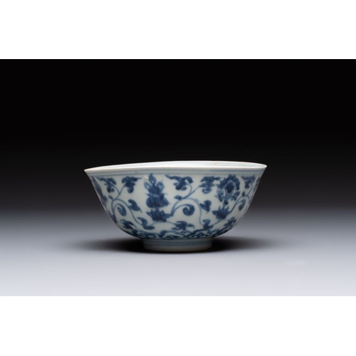 186 - Four Chinese blue and white bowls, two cups and a plate, MingDia.: 20 cm (the plate)Dia.: 15 cm - H.... 