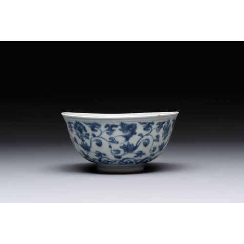 186 - Four Chinese blue and white bowls, two cups and a plate, MingDia.: 20 cm (the plate)Dia.: 15 cm - H.... 