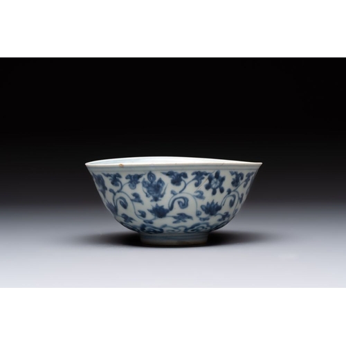 186 - Four Chinese blue and white bowls, two cups and a plate, MingDia.: 20 cm (the plate)Dia.: 15 cm - H.... 