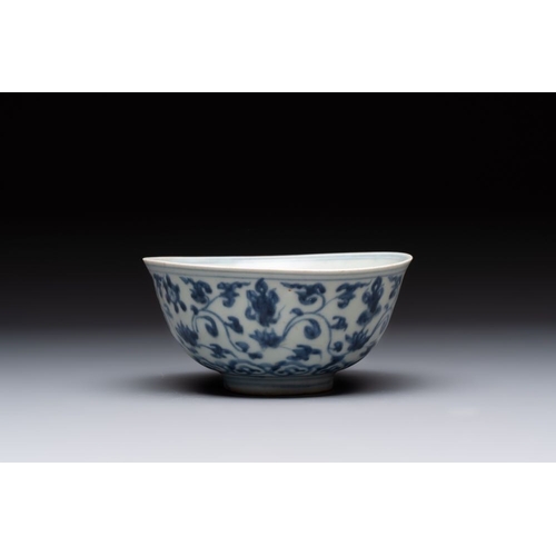 186 - Four Chinese blue and white bowls, two cups and a plate, MingDia.: 20 cm (the plate)Dia.: 15 cm - H.... 